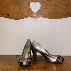 BKE SOLE WOMENS METALLIC HIGH HEELS